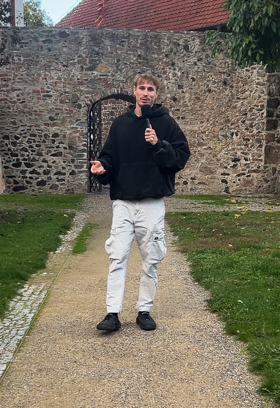 Vojtěch Putyera při moderování videa